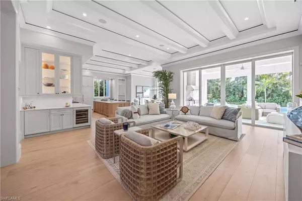 696 Fountainhead LN, Naples, FL 34103
