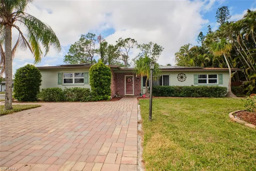 8955 Crest LN N, Fort Myers, FL 33907