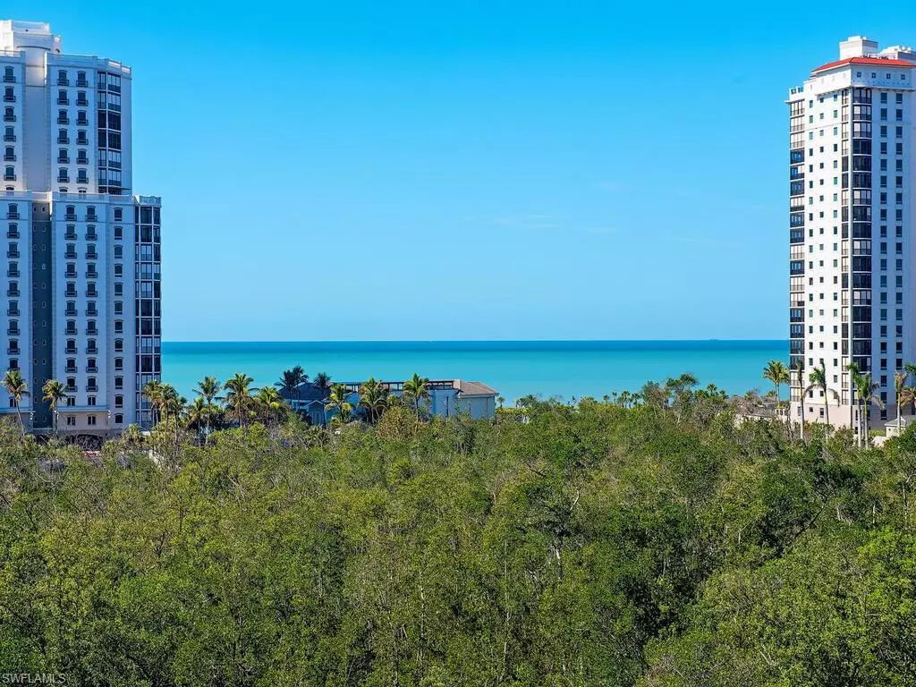 Naples, FL 34108,8930 Bay Colony DR #604