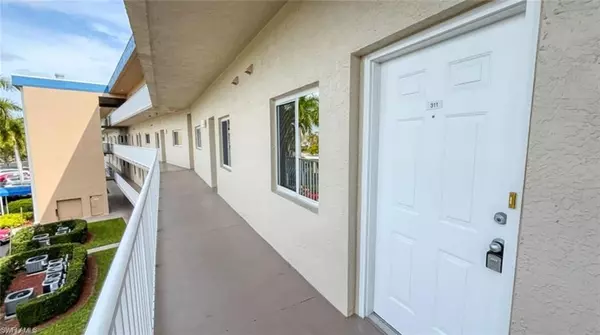 Fort Myers, FL 33919,14831 Park Lake DR #311