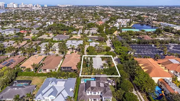 698 Fairway Terrace, Naples, FL 34103