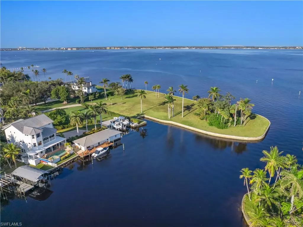 Fort Myers, FL 33919,901 Robalo DR