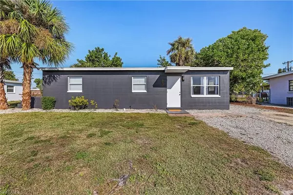 882 Hyacinth ST, North Fort Myers, FL 33903