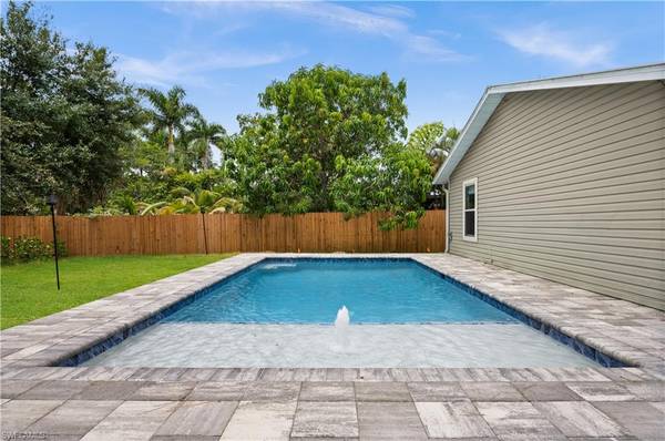 866 101st N, Naples, FL 34108