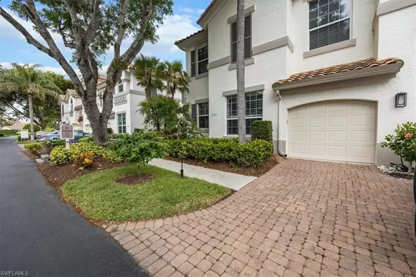 233 Colonade CIR #2205, Naples, FL 34103