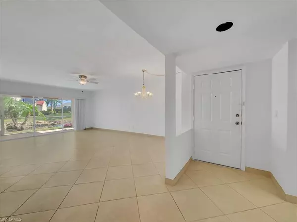 Naples, FL 34109,9832 Luna CIR #103G