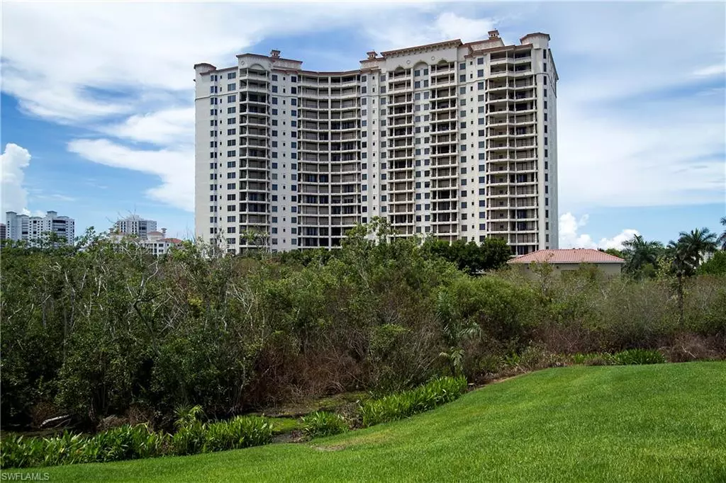 Naples, FL 34108,8787 Bay Colony DR #906