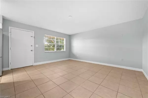 Naples, FL 34105,3325 Airport RD N #J8