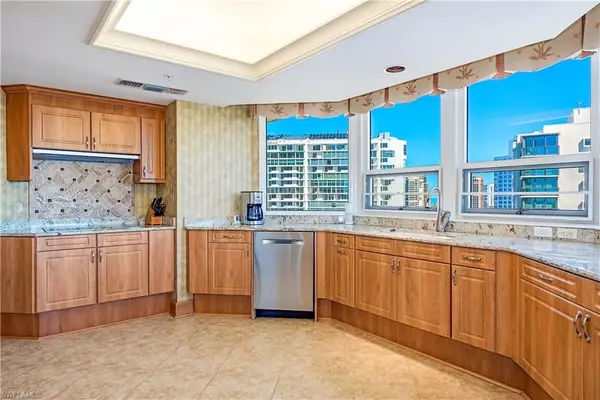 Naples, FL 34103,4021 Gulf Shore BLVD N #1006