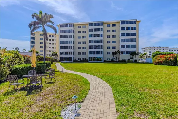 Naples, FL 34103,3420 Gulf Shore BLVD N #14