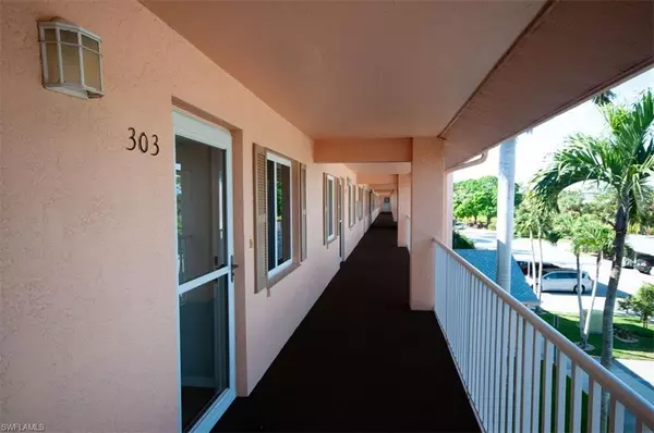 Estero, FL 33928,20111 Ian CT #303