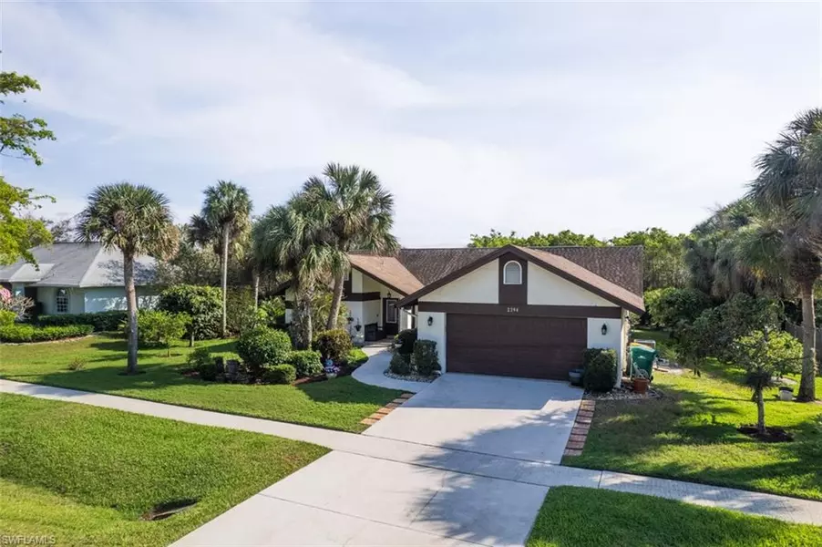 2394 Outrigger LN, Naples, FL 34104