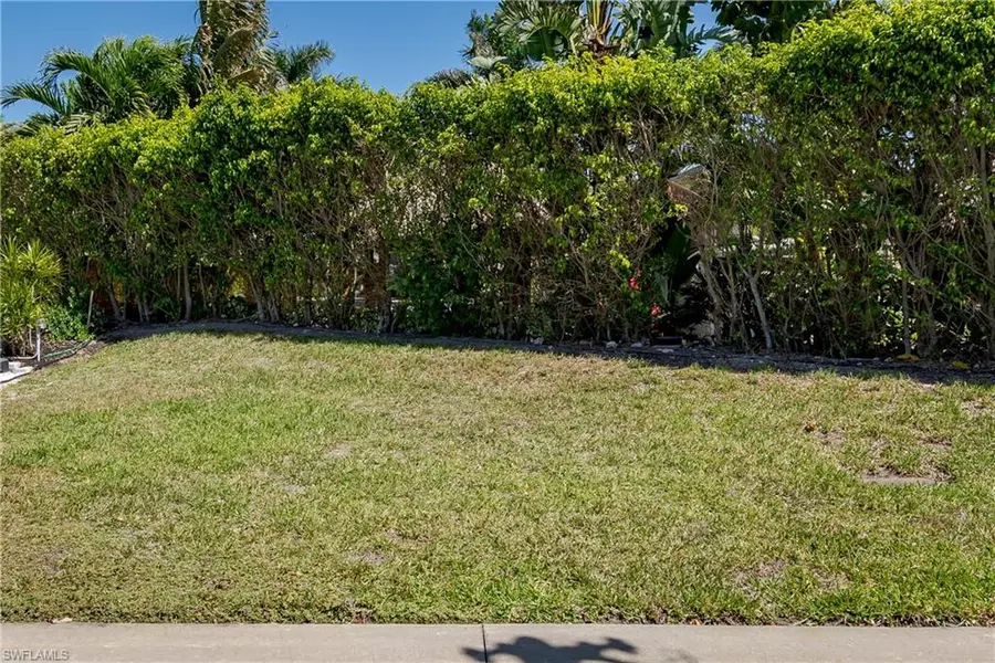 13594 Snapper LN, Naples, FL 34114