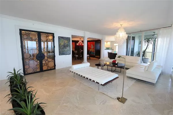 Naples, FL 34108,8665 Bay Colony DR #901