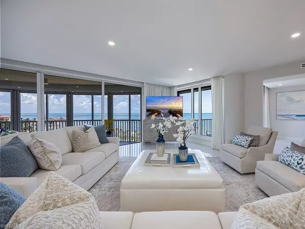 Naples, FL 34108,8111 Bay Colony DR #701