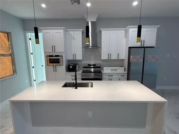 Lehigh Acres, FL 33972,705 Ledge ST