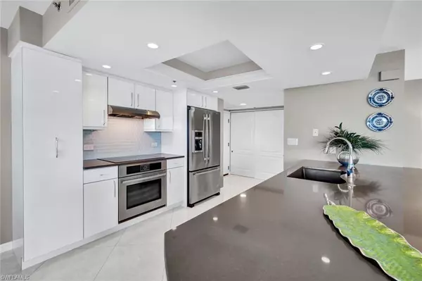 Naples, FL 34108,6585 NICHOLAS BLVD #404