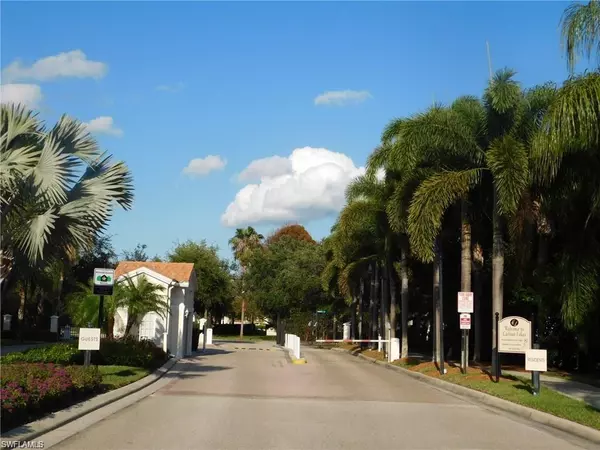 Naples, FL 34110,4920 Deerfield WAY #B-102