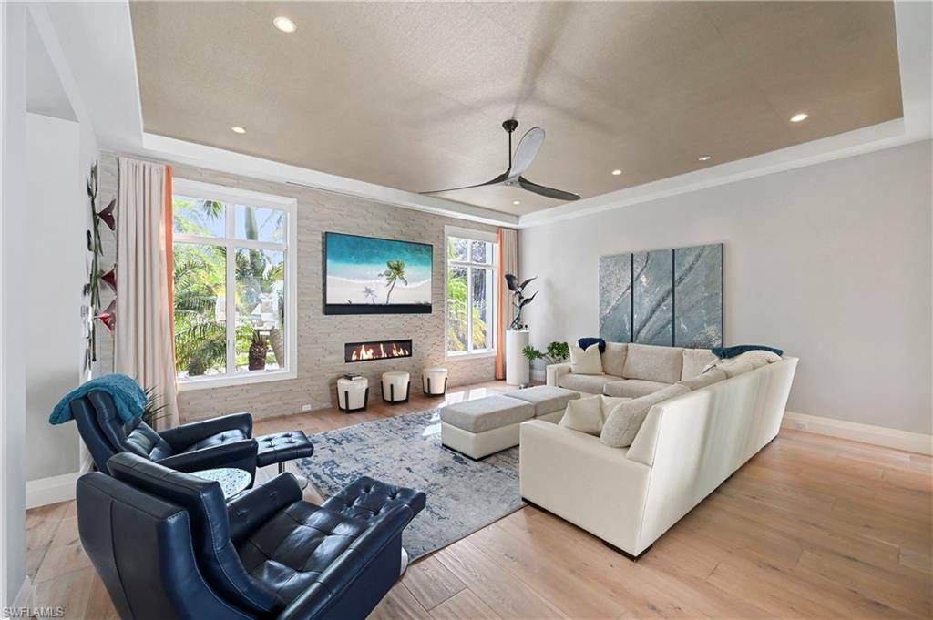 Naples, FL 34102,1230 Gulf Shore BLVD S