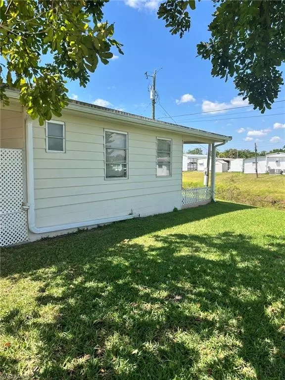 North Fort Myers, FL 33917,329 Lantern LN