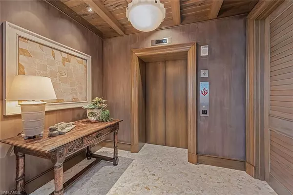 Naples, FL 34110,13675 Vanderbilt DR #1107