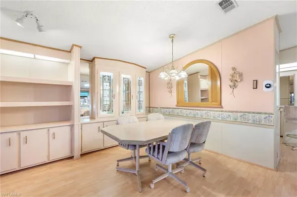 North Fort Myers, FL 33903,605 Sunshine LN