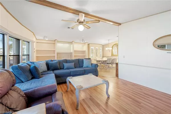 North Fort Myers, FL 33903,605 Sunshine LN