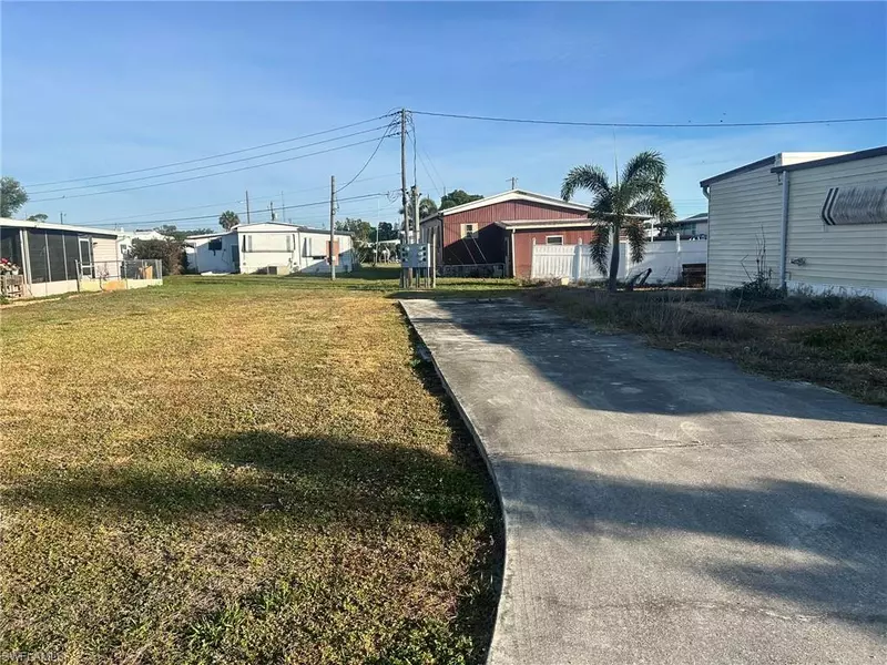 107 Coachlight LN, North Fort Myers, FL 33917