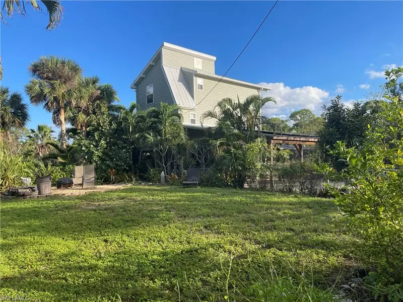 6831 Tropical LN, Bokeelia, FL 33922