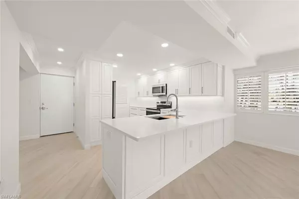 Sanibel, FL 33957,200 Periwinkle WAY #111