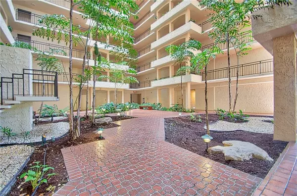 Naples, FL 34103,4031 Gulf Shore BLVD N #8E