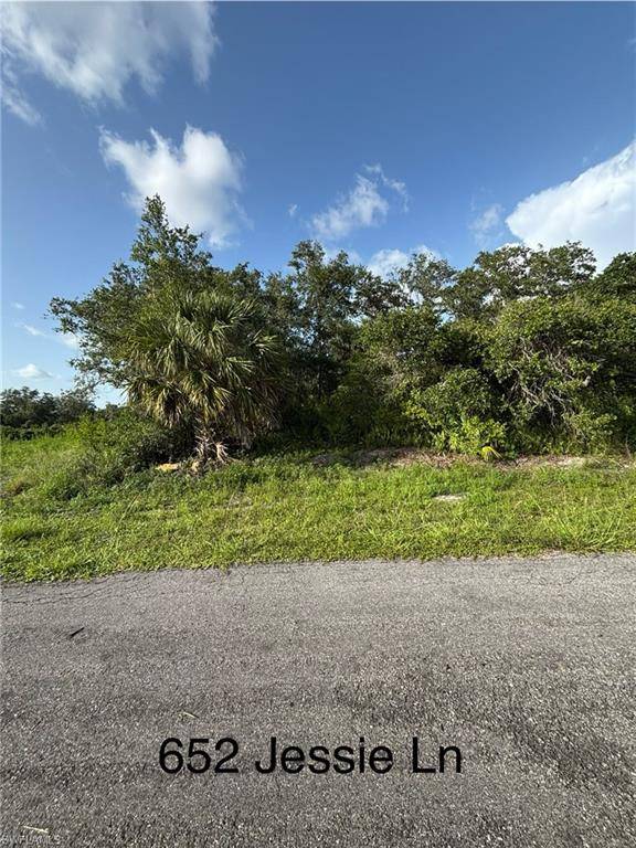 652 Jessie LN, Lehigh Acres, FL 33972