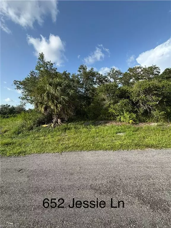 652 Jessie LN, Lehigh Acres, FL 33972