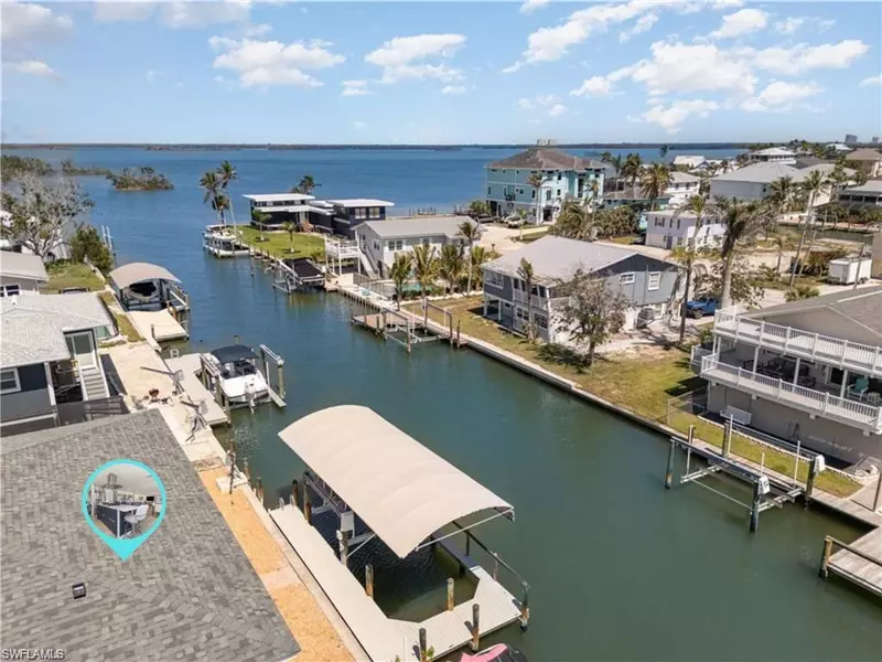 240 Driftwood LN, Fort Myers Beach, FL 33931