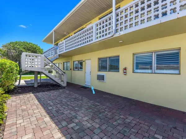 Naples, FL 34102,473 12th AVE S #B8