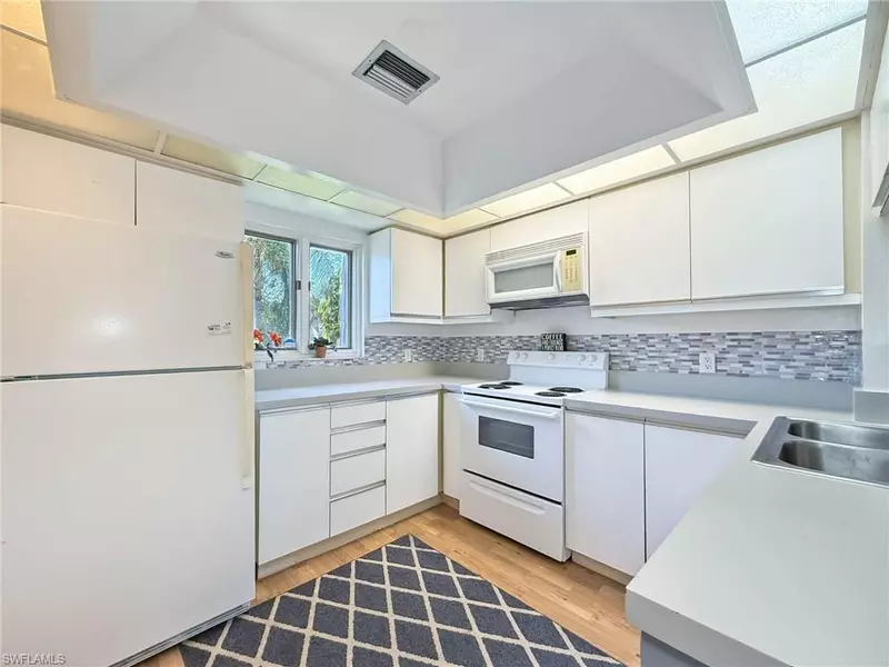 1632 Spoonbill LN #B, Naples, FL 34105