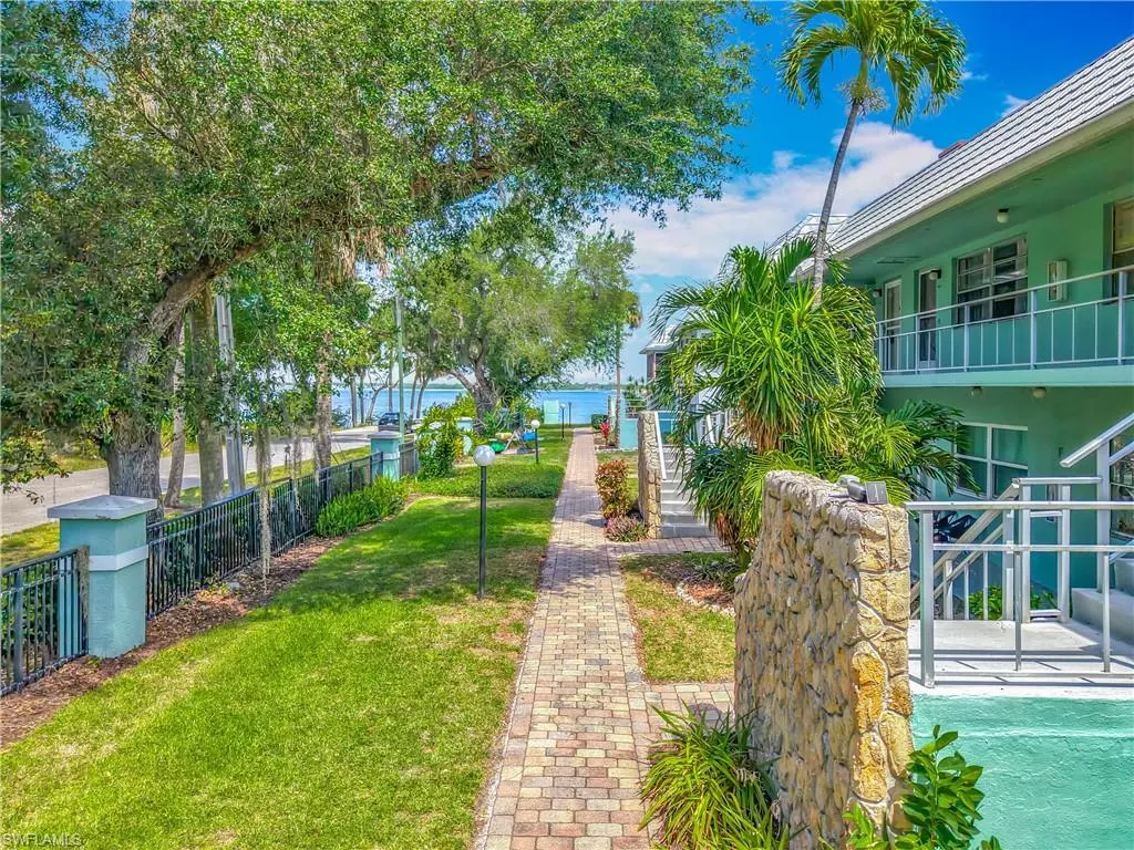 Fort Myers, FL 33916,3225 E Riverside DR #63F