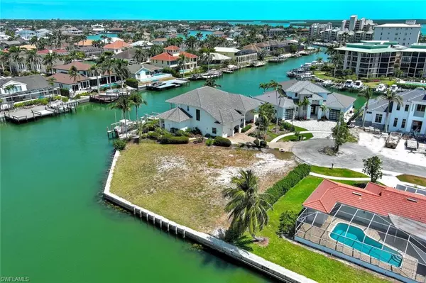 Marco Island, FL 34145,895 Banyan CT