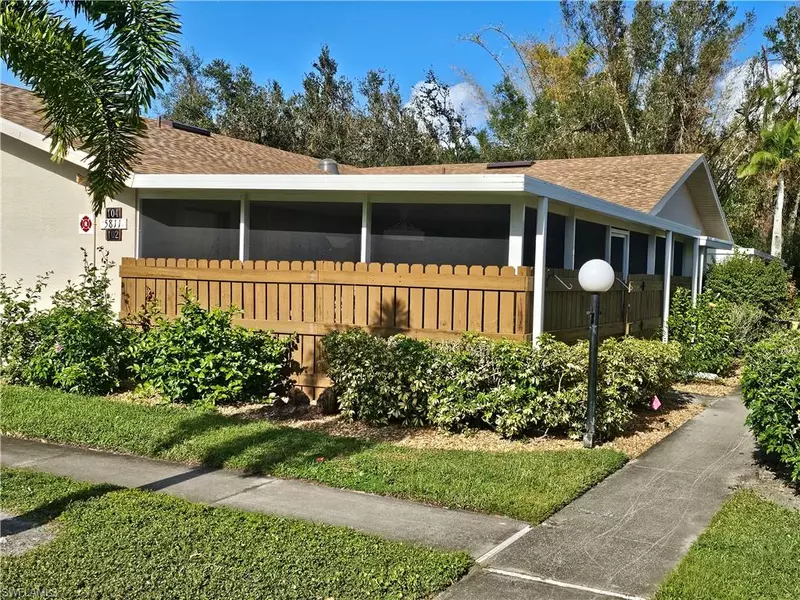5811 Crystal Lake LN #102, North Fort Myers, FL 33917