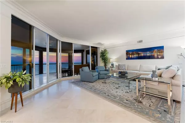 Naples, FL 34108,8473 Bay Colony DR #801