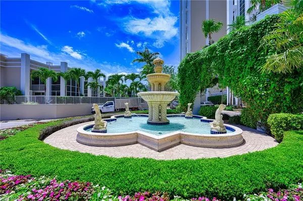 Naples, FL 34108,7117 Pelican Bay BLVD #1001