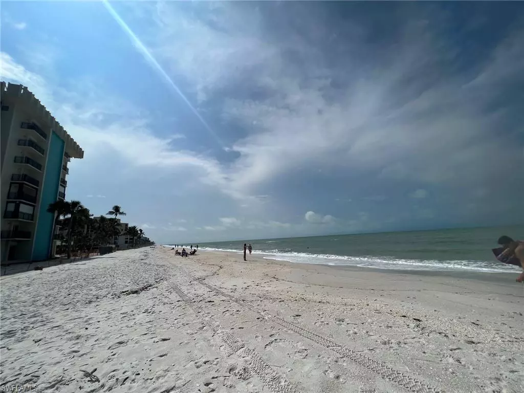 Naples, FL 34103,3420 Gulf Shore BLVD N #51
