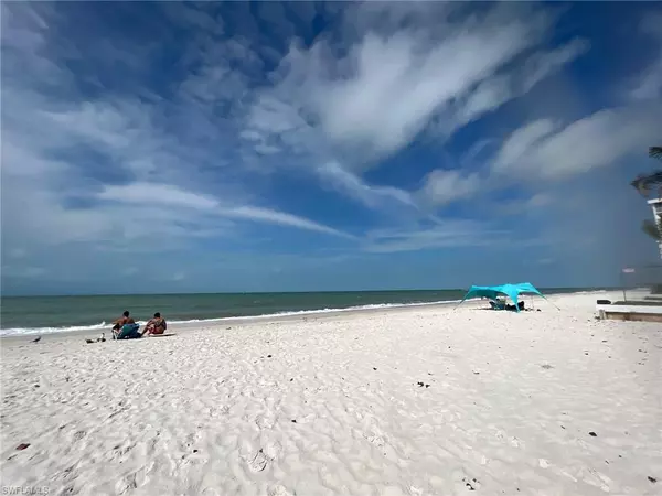 Naples, FL 34103,3420 Gulf Shore BLVD N #51