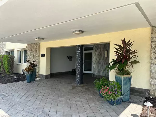 Naples, FL 34103,3420 Gulf Shore BLVD N #51