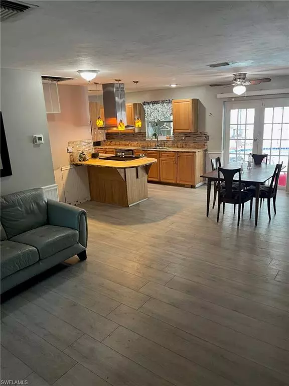 Fort Myers, FL 33907,1653 Jamestown CT