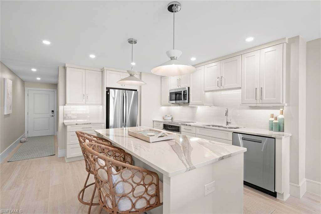 Sanibel, FL 33957,1795 Middle Gulf DR #302