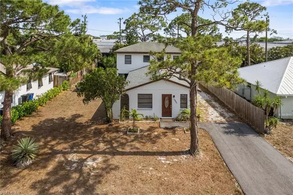 9025 Somerset LN, Bonita Springs, FL 34135