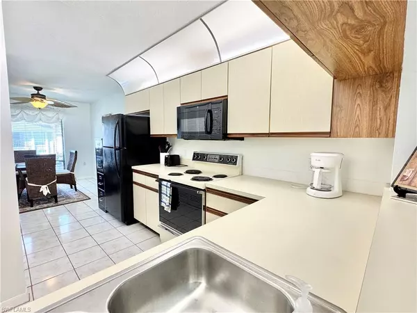 Naples, FL 34116,1203 Commonwealth CIR #201
