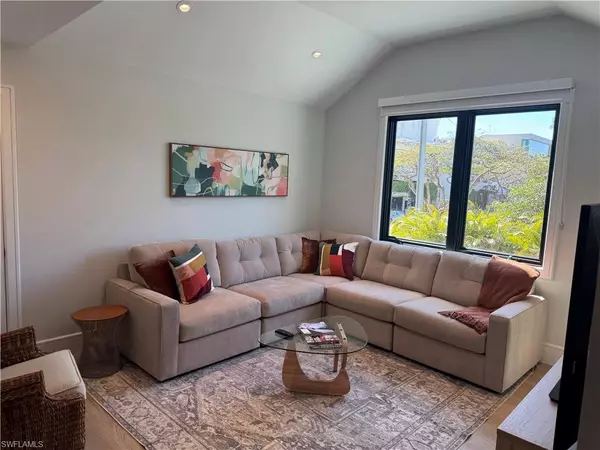 Naples, FL 34102,787 4th AVE S