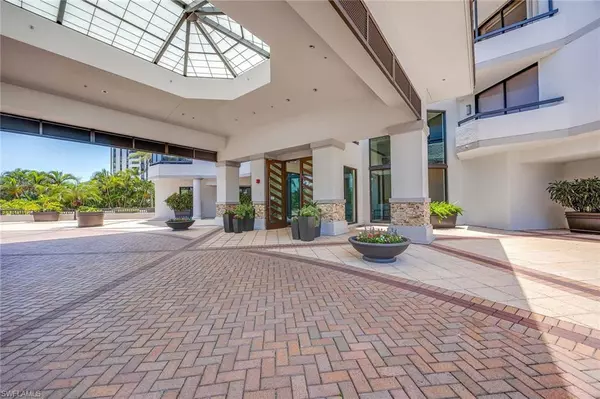 Naples, FL 34108,6075 Pelican Bay BLVD #906